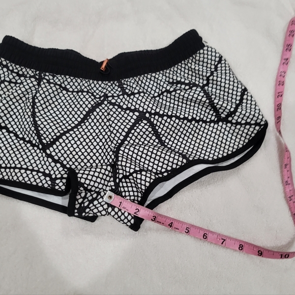 Beyond Yoga Black And White Athletic Womans Shorts - Picture 3 of 7